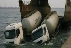 الموت يطارد المصريين بجميع وسائل النقل... مصرع 3 بغرق سيارتي نقل بمعدية في بورسعيد