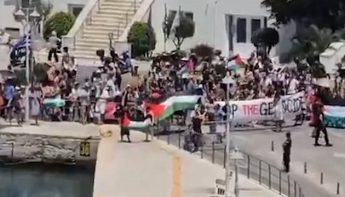 احتجاجات مناهضة للاحتلال تحتجز عشرات الإسرائيليين على متن سفينة في جزيرة يونانية (فيديو)