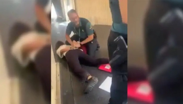 طرد 50 طفلاً يهوديًا من طائرة في مطار فالنسيا واعتقال مشرفتهم لترديد أناشيد داعمة لإبادة غزة
