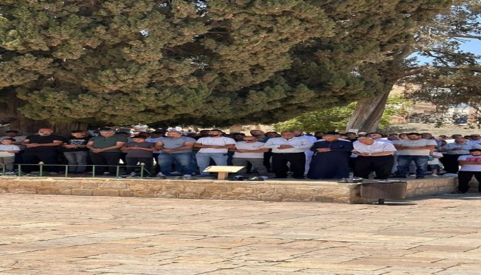 رغم اعتقال الاحتلال لخطيبه...40 ألفًا يؤدون صلاة الجمعة في المسجد الأقصى