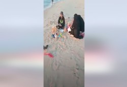 أطفال سيناء يلقون زجاجات طعام في البحر لإيصالها إلى غزة (فيديو)