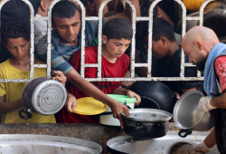 الجارديان || نقاط توزيع الطعام الإسرائيلية ليست فقط فخاخ موت بل ذريعة لتجويع غزة