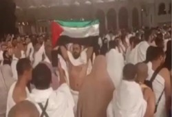 بالفيديو.. اعتقال معتمر مصري في الحرم المكي بعد رفعه علم فلسطين