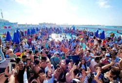 في جمهورية الساحل الشمالي التي يعشقها السيسي.. الشيبسي  بـ 450 والشاي بلبن بـ 1500جنية (شاهد)