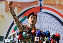 الحوثيون يُوسّعون عملياتهم البحرية: كل سفينة تتعامل مع إسرائيل هدف مشروع "بغض النظر عن جنسيتها"