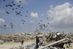 الأورومتوسطي: الإنزالات الجوية في غزة فصل جديد من سياسة الإذلال والتجويع الجماعي تحت غطاء الإغاثة