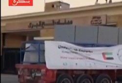 "شاحنات الدعاية".. الإمارات تُدخل غزة حمولات فارغة تحت غطاءٍ إنساني زائف