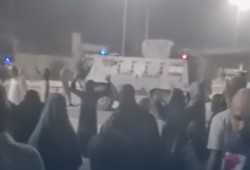 شاهد || أهالي العريش يتظاهرون أمام الكتيبة 101رفضًا لتهجيرهم من حي الميناء