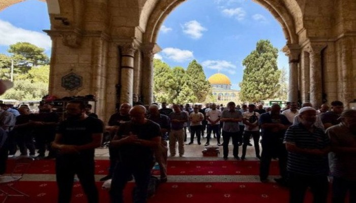 40 ألفًا يُؤدون صلاة الجمعة في المسجد الأقصى.. وتوثيق مئات الانتهاكات بحق أولى القبلتين في يوليو