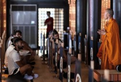 النجم المصري محمد صلاح في معبد إيكوين البوذي في اليابان...جدل وسجال