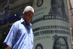 الأموال الساخنة لشراء الديون تخفض سعر الدولار أمام الجنيه