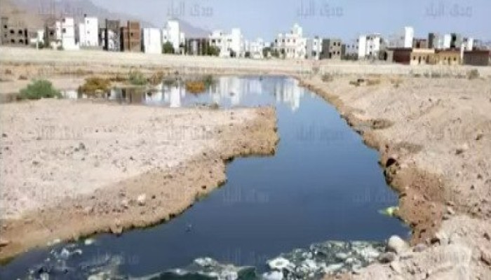 مياه الصرف تحاصر دهب السياحية وسط صمت وتقاعس المسؤولين.. الأهالي يستغيثون والخطر يتفاقم