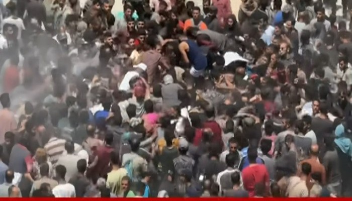 انقلاب شاحنة مساعدات يقتل 20 فلسطينيا طالبين الغذاء...مأساة مركبة