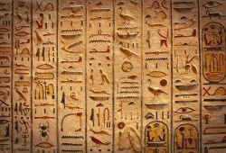 الحكومة تُدرّس لغة الفراعنة.. هل يحيي السيسي الهيروغليفية ويقتل العربية؟