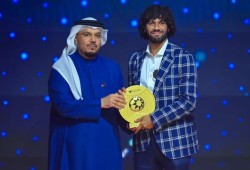 بالفيديو.. تكريم محمد النني بجائزة أفضل لاعب بالدوري الإماراتي