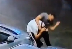 شاهد|| اعتداء ضابط على سايس أمام نادي القضاة بالجيزة ويجبره على التنازل عن حقه!!