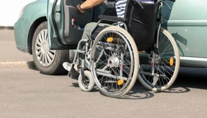 شاهد|| أزمة سيارات المعاقين بين عدم الترخيص من المرور والحجز بالجمارك والأرضيات المجنونة