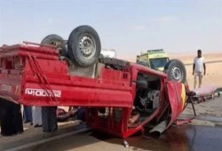 إصابة 12 عاملا بانقلاب سيارة بطريق القاهرة-السويس