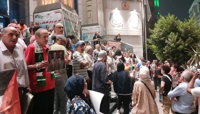 شاهد|| غضب مصري واسع ضد إبادة الفلسطينيين من على سلالم "الصحفيين" رغم الحصار الأمني!