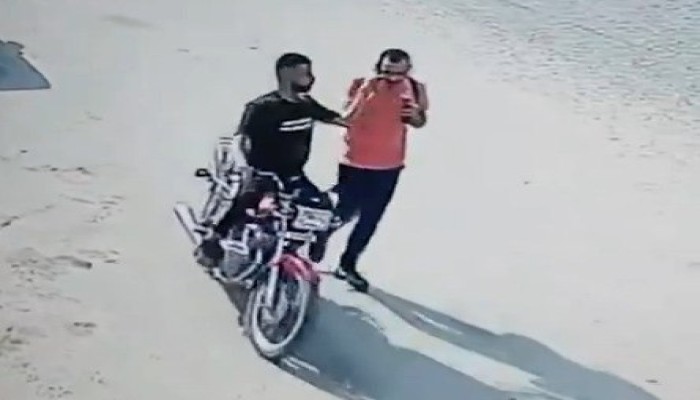 بعد انقلاب السيسي.. اللص يهرب بالسلاح والمارة يحمونه: موت الشهامة المصرية أمام أعين الجميع (فيديو)