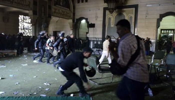 شاهد || 12 عامًا على اقتحام جنود السيسي مسجد الفتح برمسيس: دماء الضحايا بلا قصاص