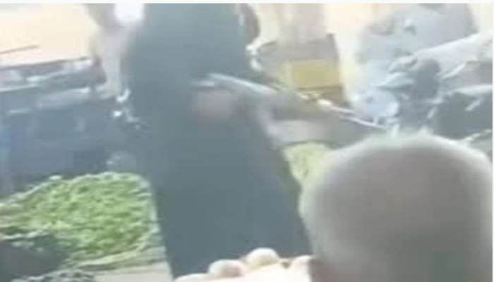 شاهد|| إطلاق نار بين بلطجي وتجار يحول سوق دشنا لفوضى أمنية