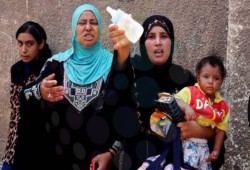 أمهات غاضبات أمام مستشفيات المنيا: ألبان الأطفال اختفت.. "بيبيعوا اللبن ويقولوا إنهم صرفوا للناس!"(فيديو)