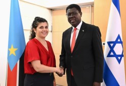 رغم تجويع غزة.. إسرائيل تقدم مساعدات إنسانية لجنوب السودان: تبييض الوجه القبيح؟ أم تمهيد لنقل الفلسطينيين؟