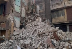 انهيار عقار يثير الذعر في الإسكندرية.. الأهالي يتهمون المسؤولين بالتقصير وغياب الرقابة (فيديو)