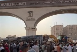 تريلا رخام تفتك بأتوبيس وملاكي في مدخل شق التعبان وتعيد الجدل حول نزيف الطرق (فيديو)