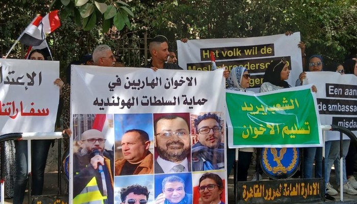 طلب زيادة الحراسة واستئجار متظاهرين لتأييد السيسي وسائل بدر عبد العاطي لتجميل صور مصر بهولندا