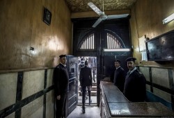 إعادة تدوير 10 معتقلين بينهم شاعر وصحفي رغم قضائهم محكومياتهم