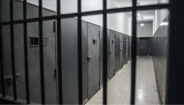 معتقل يكشف ظروف الاعتقال البشعة: عشنا أسوأ الأيام خلف القضبان