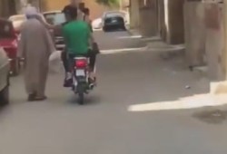 فيديو|| شاب يعتدي بصفع المارة في الشارع: انعكاس لفشل الدولة في ضبط الأمن
