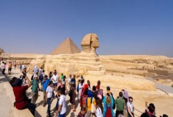 رفع أتعاب المرشد السياحي إلى 1800 جنيه.. قرار على الورق أم خطوة للشو؟