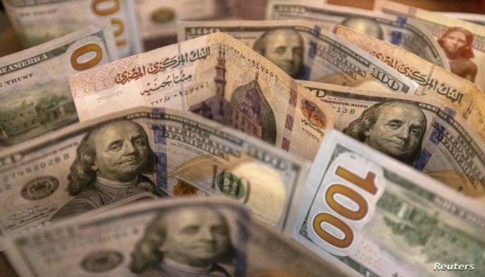 وكالة "فيتش" تحذر: الجنيه المصري يترنح.. 49 جنيهًا للدولار في أفق 2028