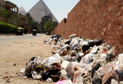 الأهرامات في حضن القمامة.. سبعون عامًا من الإهمال تفضح مصر أمام العالم