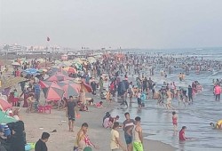 تناقص حاد بأعداد الشواطئ المجانية على سواحل مصر يحرم الغلابة من حقهم في المصيف