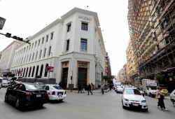 قرار "المركزي" خفض الفائدة البنكية 2% ... تأثيرات اقتصادية ضعيفة لا تفيد الفقراء