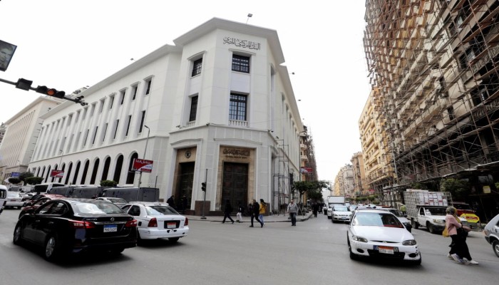 قرار "المركزي" خفض الفائدة البنكية 2% ... تأثيرات اقتصادية ضعيفة لا تفيد الفقراء