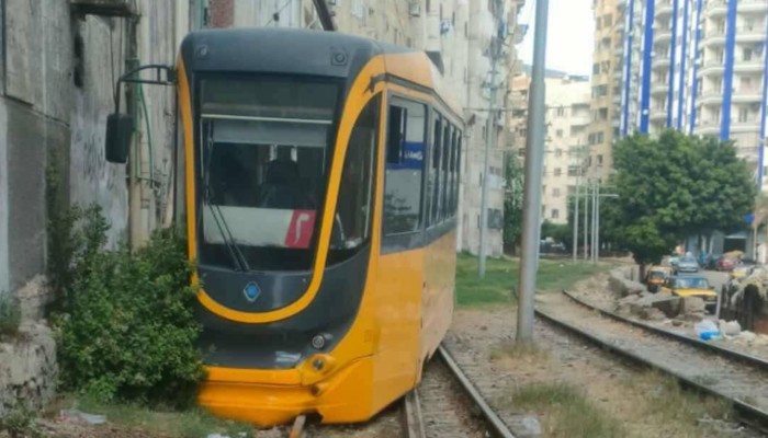 شاهد|| ترام الرمل الجديد بالإسكندرية يخرج عن القضبان للمرة الثانية خلال يومين
