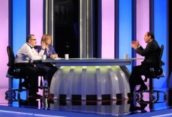 لماذا أفشل العسكر الإعلام المصري في التطور؟ من وعود الإصلاح إلى قبضة "جهاز السامسونج"