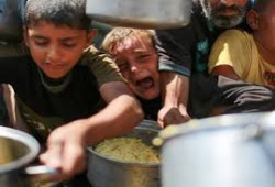 الجارديان|| ترامب يستطيع إنهاء مجاعة غزة لكنه يكرر نهج بايدن