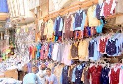 تباهي الحكومة بتصدير الملابس يفضحه ارتفاع أسعارها قبل بدء الدراسة...أرقام كاشفة