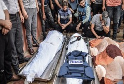 258 وسيلة إعلامية عالمية يُعتمون الشاشات رفضا لقتل صحفيي غزة... مشاهد فارقة