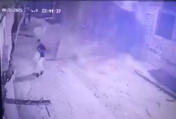 بالفيديو.. شاب ينجو من الموت لحظة انهيار عقار بالإسكندرية وسط اتهامات بالفساد والإهمال