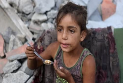 ميدل إيست آي || الجوع والنهب وضياع الطفولة: انهيار غزة المصنَّع