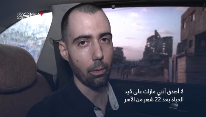 القسام تبث فيديو لأسرى يتجولون بين أنقاض غزة