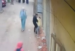 فيديو صادم يهز المنصورة.. أم تستغيث بعد اعتداء متكرر على طفلها!! ماذا حدث؟