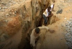 مصرع وإصابة 15 بانهيار بئر ذهب بـ"الباوقة".. السودان ينزف بين فوضى التعدين وأطماع الإمارات